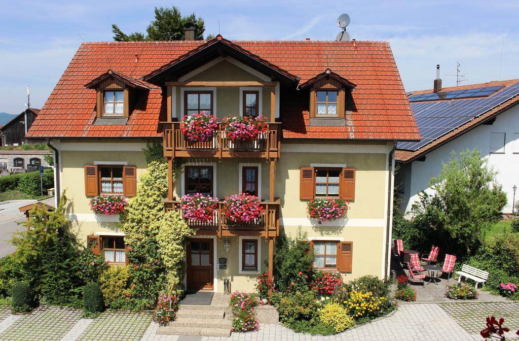 Gaeste-Haus Roesch Wiesent Exterior foto